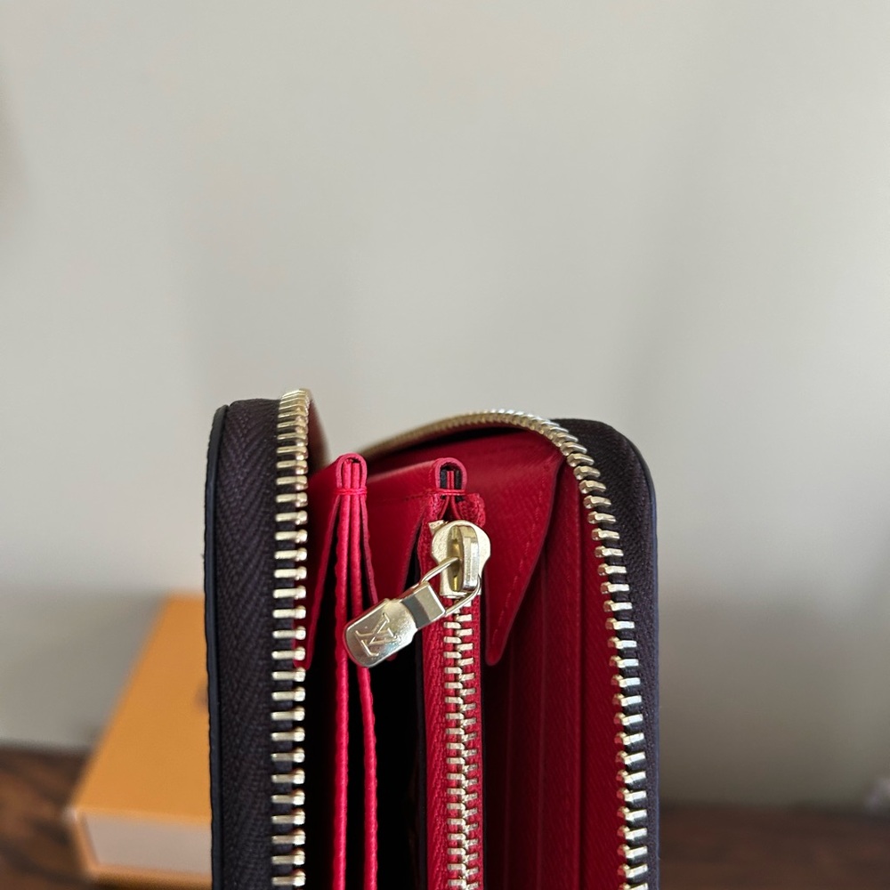 Louis Vuitton 2021 Christmas Animation London Zippy wallet. - Picture 11 of 15